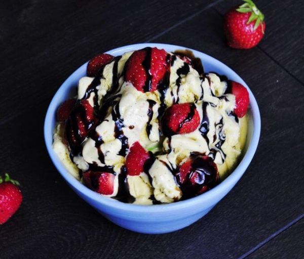 fresh-berries-with-balsamic-drizzle-and-almond-cream