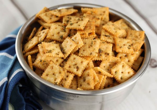 spicy-snack-crackers
