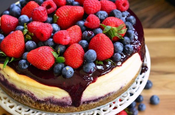cheesecake-with-triple-berry-balsamic-reduction-and-fresh-fruit