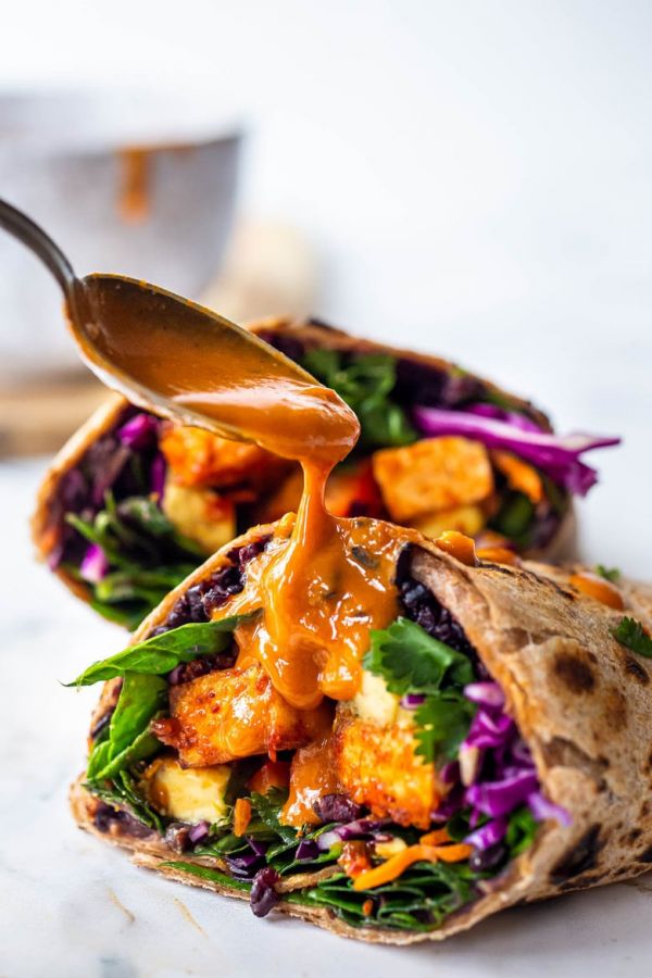 thairrito-with-peanut-dipping-sauce