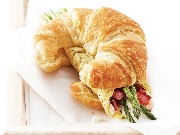 asparagus-omelet-breakfast-sandwich