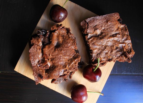balsamic-roasted-cherry-brownies